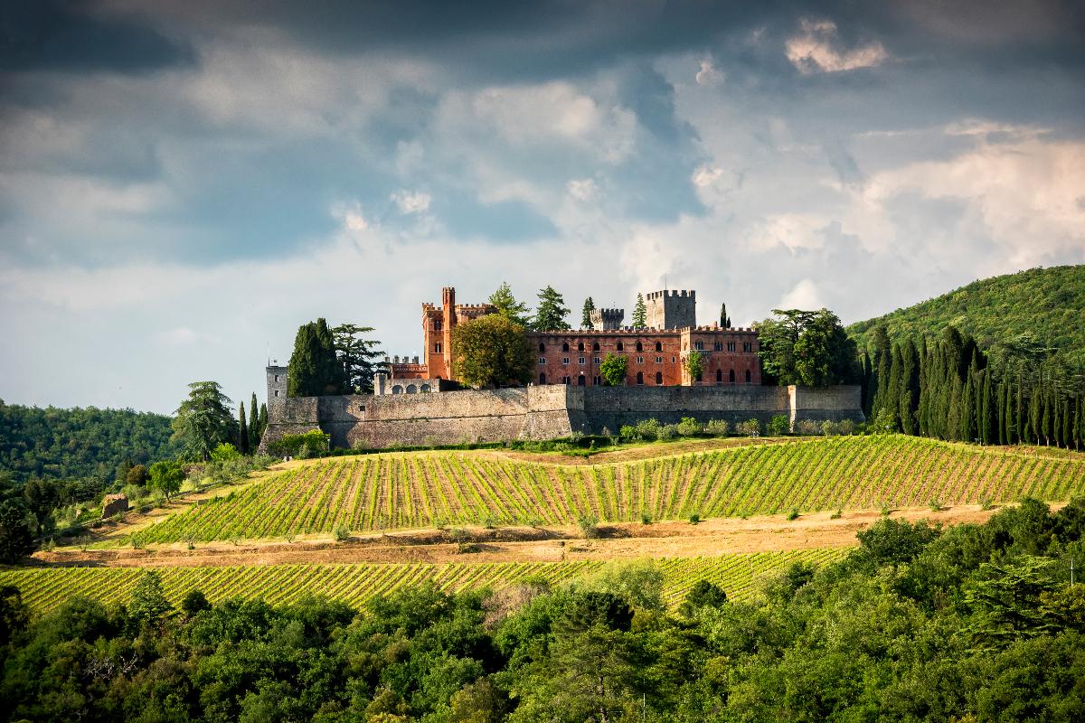 Vista panoramica di un castello sulle colline del Chianti