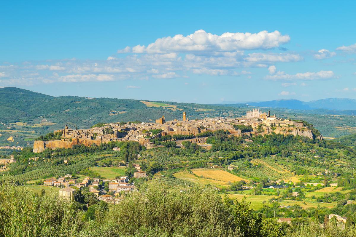 Vista panoramica della campagna con il borgo di Orvieto sullo sfondo