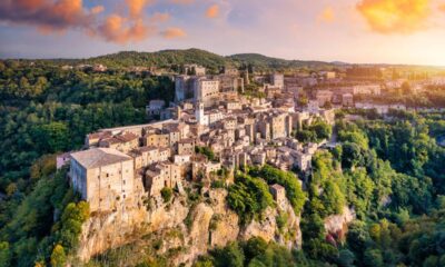 Vista panoramica dall'alto della città medievale di Pitigliano