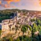 Vista panoramica dall'alto della città medievale di Pitigliano