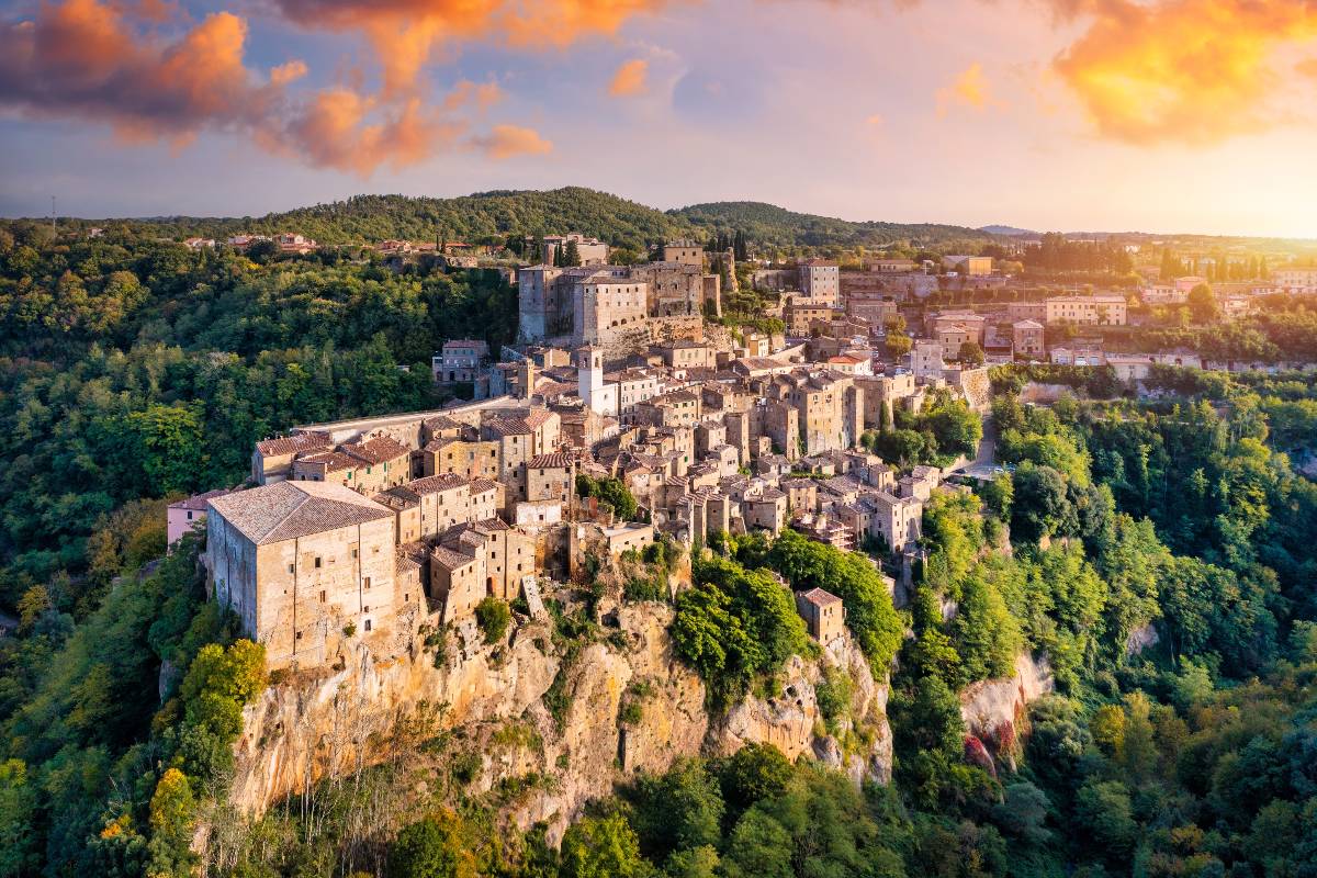 Vista panoramica dall'alto della città medievale di Pitigliano