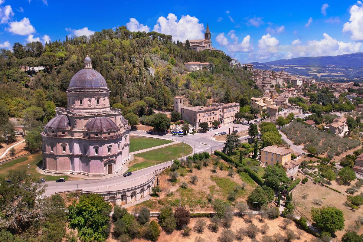 Vista dall'alto della basilica di Todi in Umbria