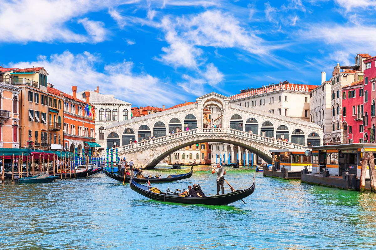 Una gondola davanti al Ponte di Rialto a Venezia