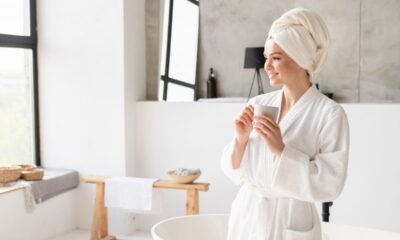 Donna in accappatoio bianco assapora una tisana in una spa