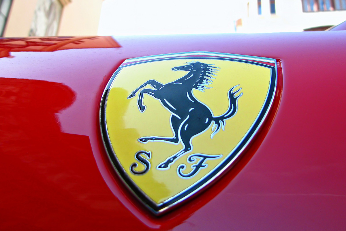 Lo stemma della Ferrari, giallo con il cavallino rampante nero