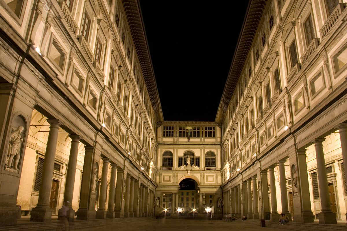 Vista del colonnato degli Uffizi illuminato in notturna