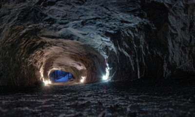 Vista di un cunicolo all'interno di una grotta