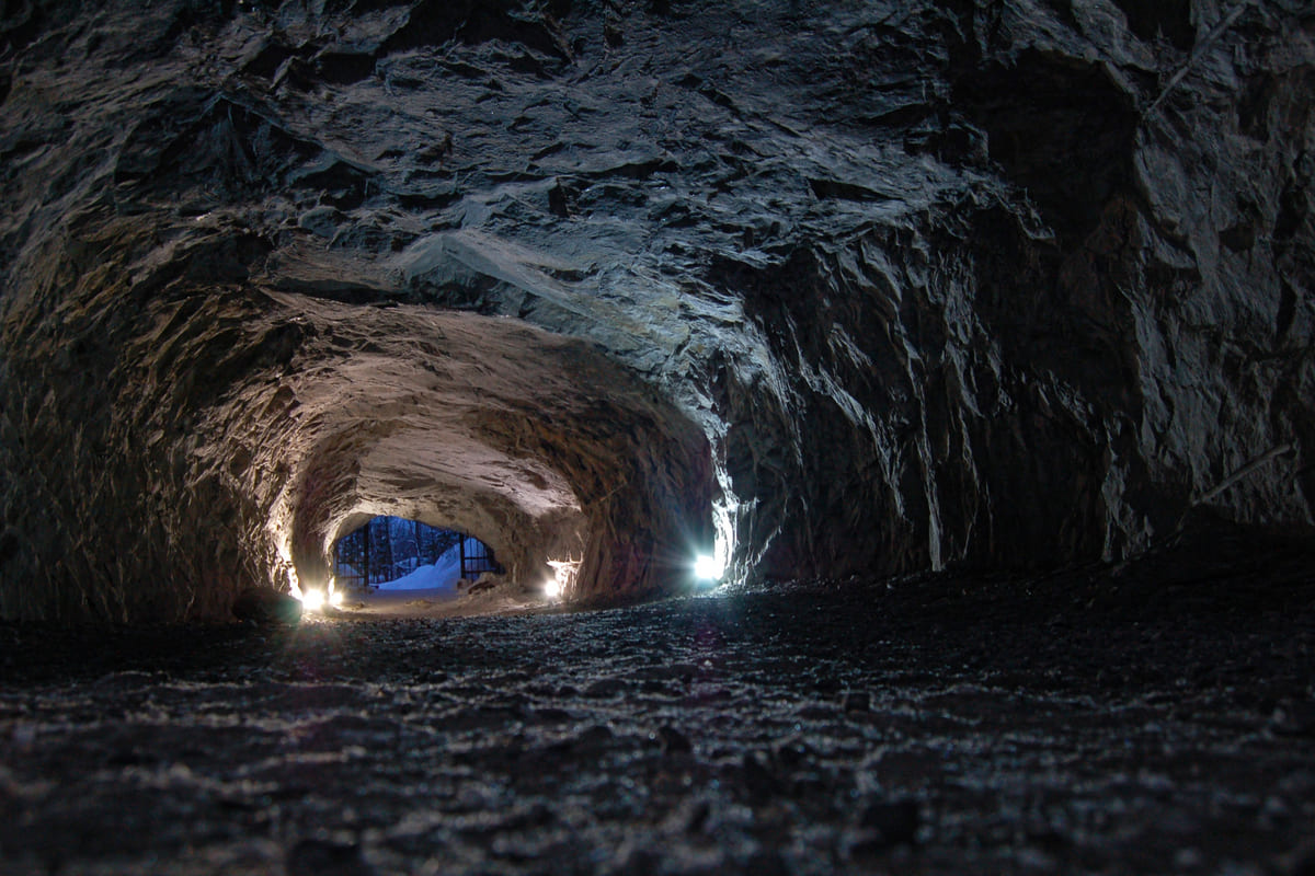 Vista di un cunicolo all'interno di una grotta