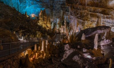 Le grotte di Frasassi all'interno, illuminate da luci colorate