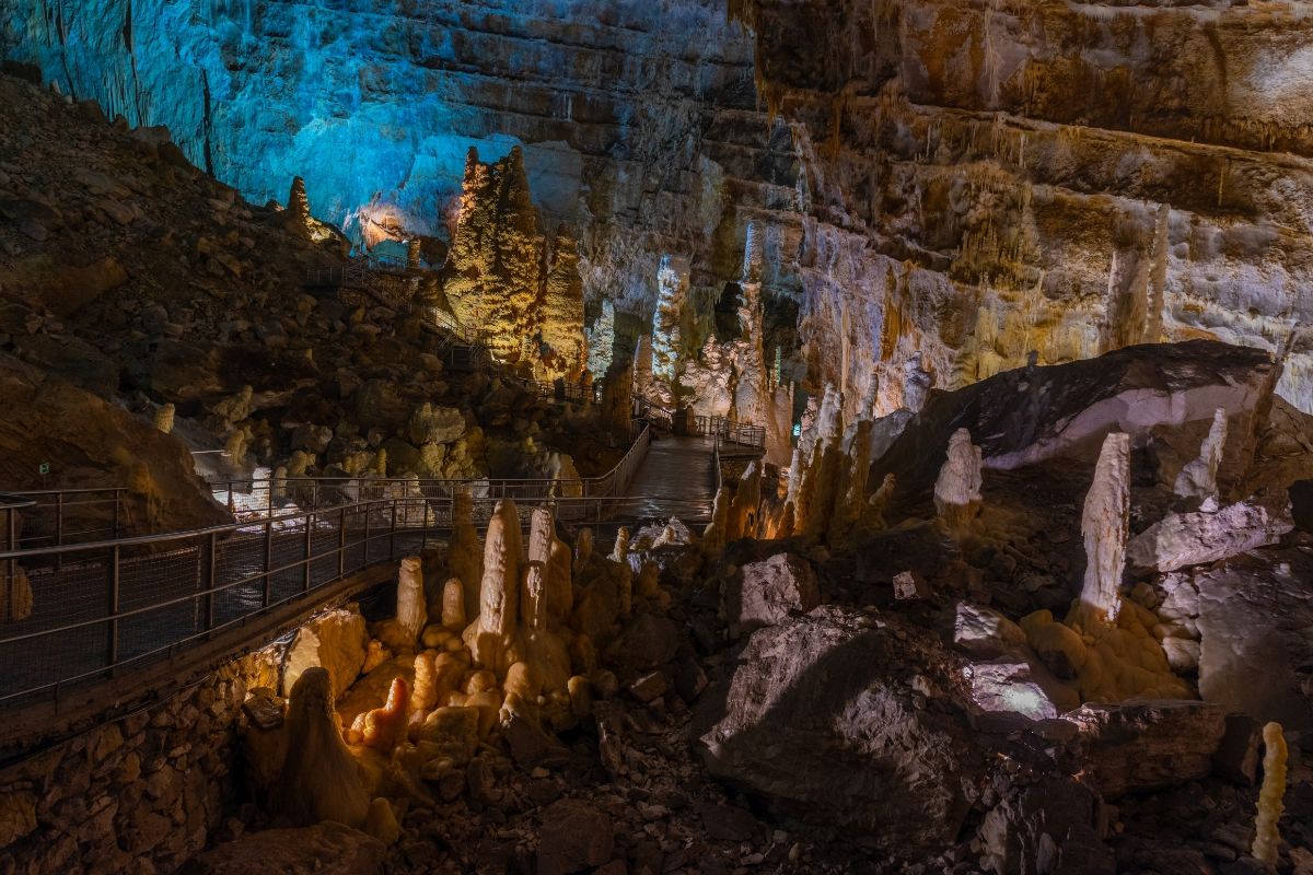 Le grotte di Frasassi all'interno, illuminate da luci colorate