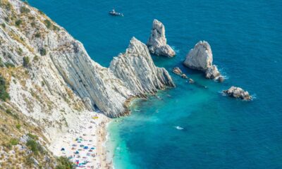 Vista dall'alto della costa marchigiana con le rocce denominate le Due Sorelle