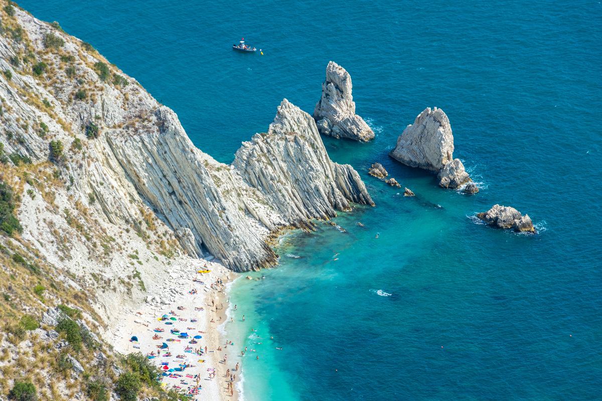 Vista dall'alto della costa marchigiana con le rocce denominate le Due Sorelle