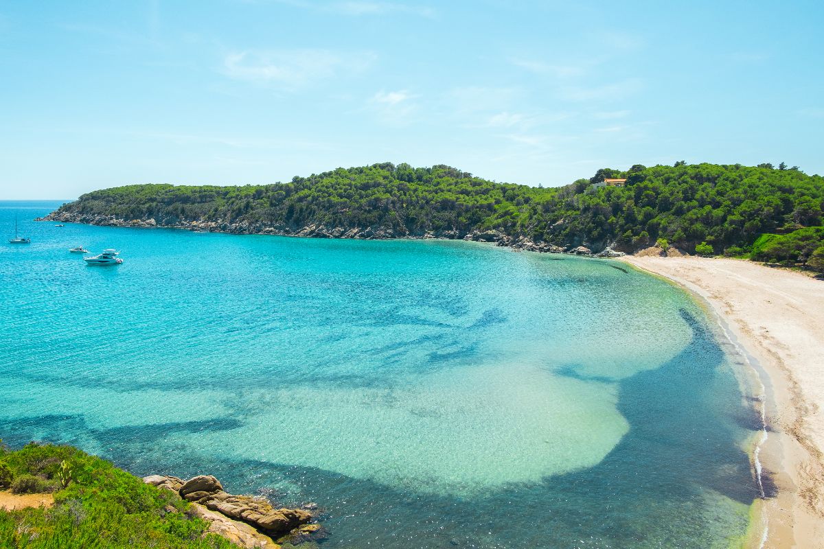 Panorama di una spiaggia dell'isola d'Elba