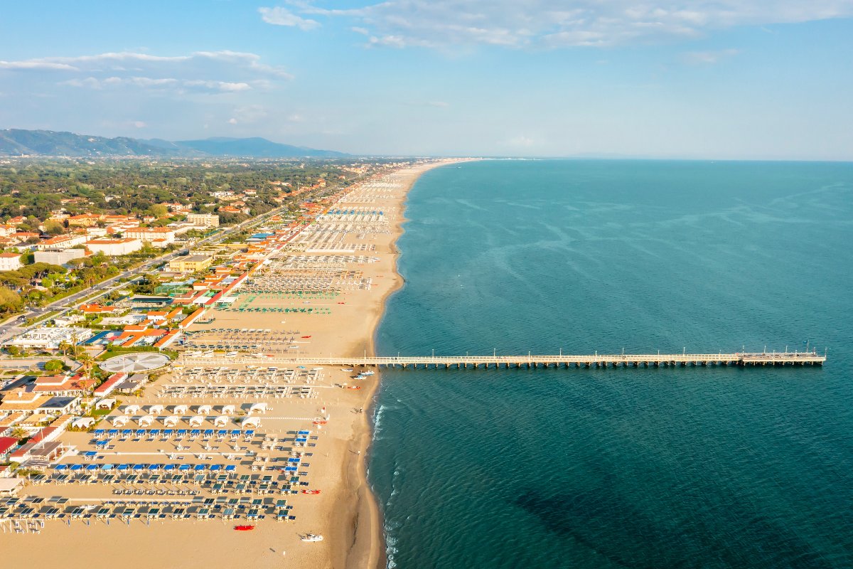 Panorama della spiaggia di Forte dei Marmi con i suoi stabilimenti balneari