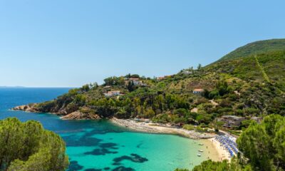 Panorama di una caletta sull'isola del Giglio in un giorno di sole