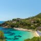 Panorama di una caletta sull'isola del Giglio in un giorno di sole