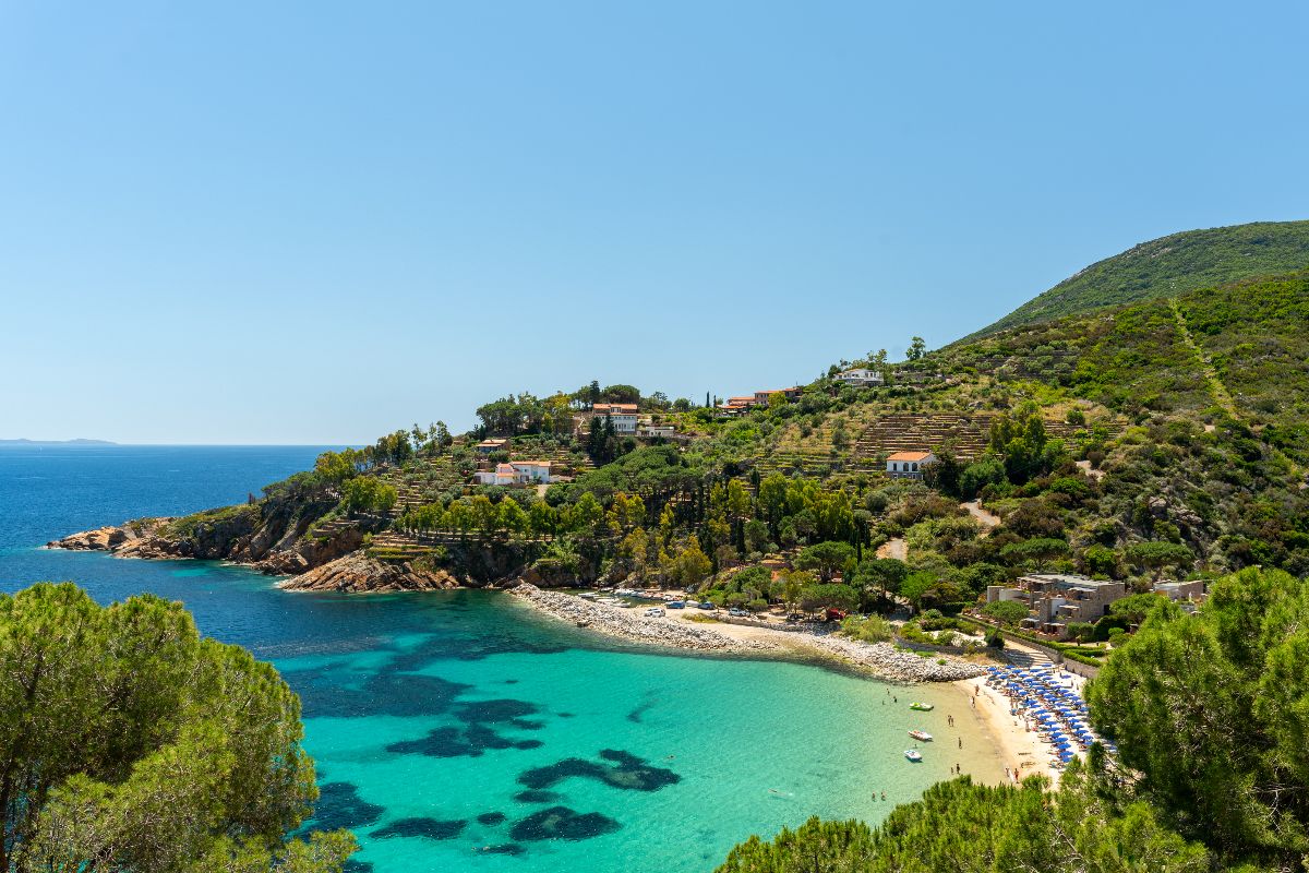 Panorama di una caletta sull'isola del Giglio in un giorno di sole