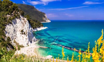 Panorama dall'alto di un promontorio di nuo scorcio della Riviera del Conero