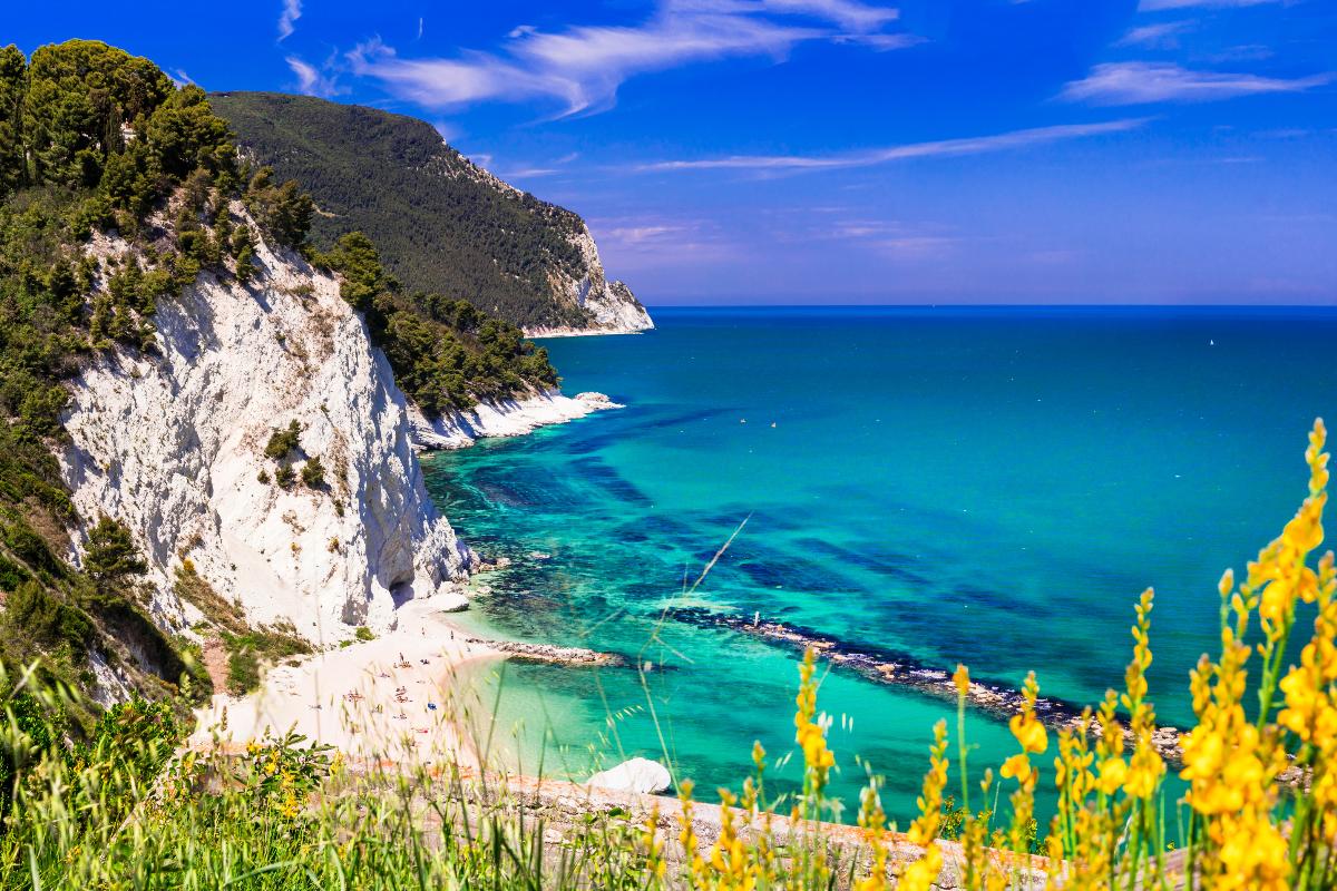 Panorama dall'alto di un promontorio di nuo scorcio della Riviera del Conero