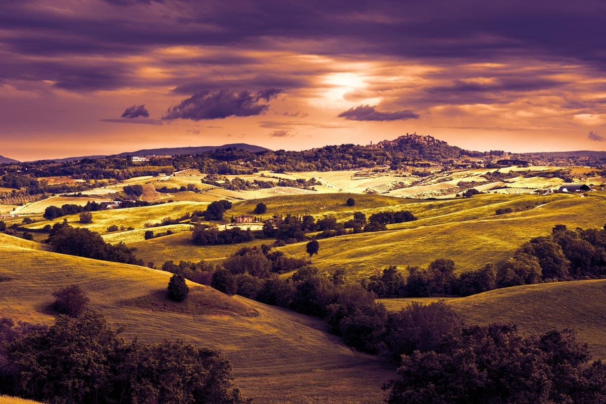 Vista panoramica delle colline attorno a Montepulciano al tramonto