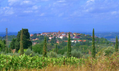 Panorama toscano con un borgo sullo sfondo