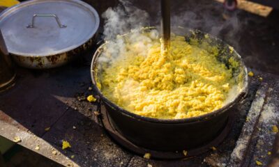 Un paiolo di polenta cuoce sul fuoco