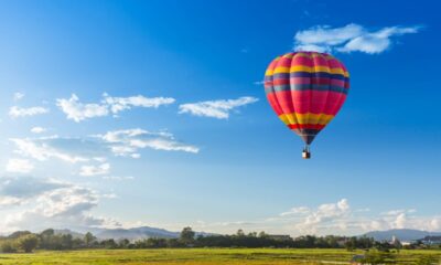 Mongolfiera in volo sopra i campi