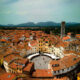 Vista dall'alto della piazza dell'Anfiteatro a Lucca