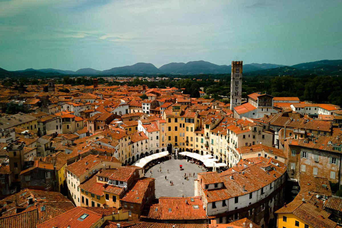 Vista dall'alto della piazza dell'Anfiteatro a Lucca