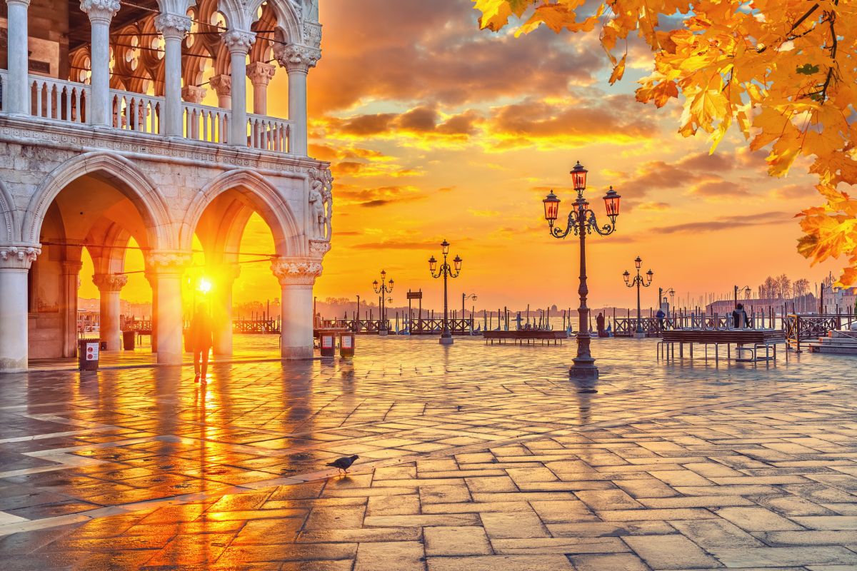 Sole al tramonto in una sera d'autunno in piazza San Marco a Venezia