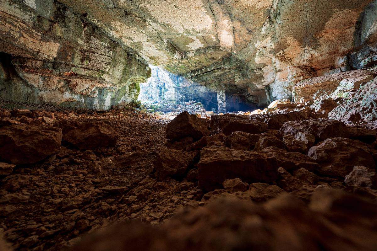 Veduta interna della grotta del Ciabattino, nei pressi di Verona