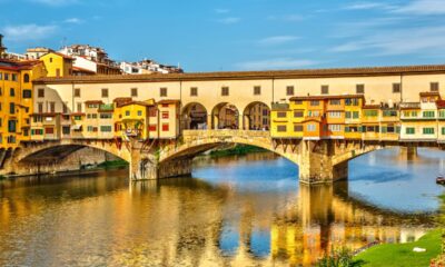 Il Ponte Vecchio si riflette sull'Arno a Firenze