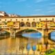 Il Ponte Vecchio si riflette sull'Arno a Firenze