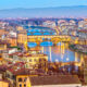 Veduta panoramica dell'Arno a Firenze al calar del sole, con il Ponte Vecchio sullo sfondo