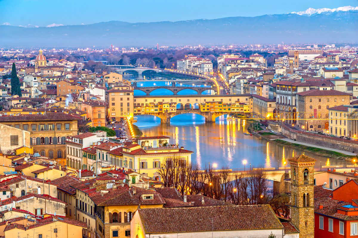 Veduta panoramica dell'Arno a Firenze al calar del sole, con il Ponte Vecchio sullo sfondo