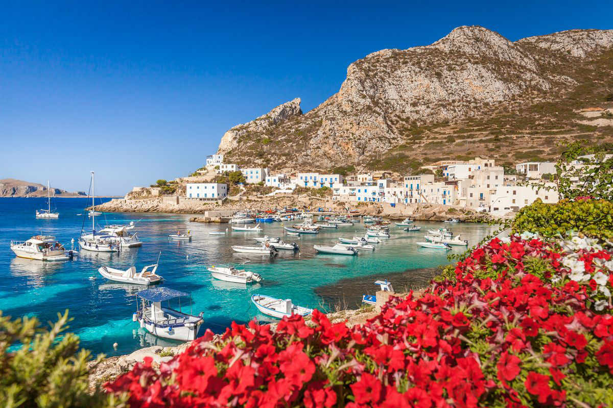 Vista di un porto delle Isole Egadi, Sicilia