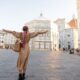 Ragazza vista di spalle allarga le braccia ammirando la piazza del Duomo di Firenze