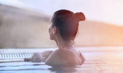 Ragazza in acqua in una piscina fino alle spalle