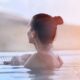 Ragazza in acqua in una piscina fino alle spalle