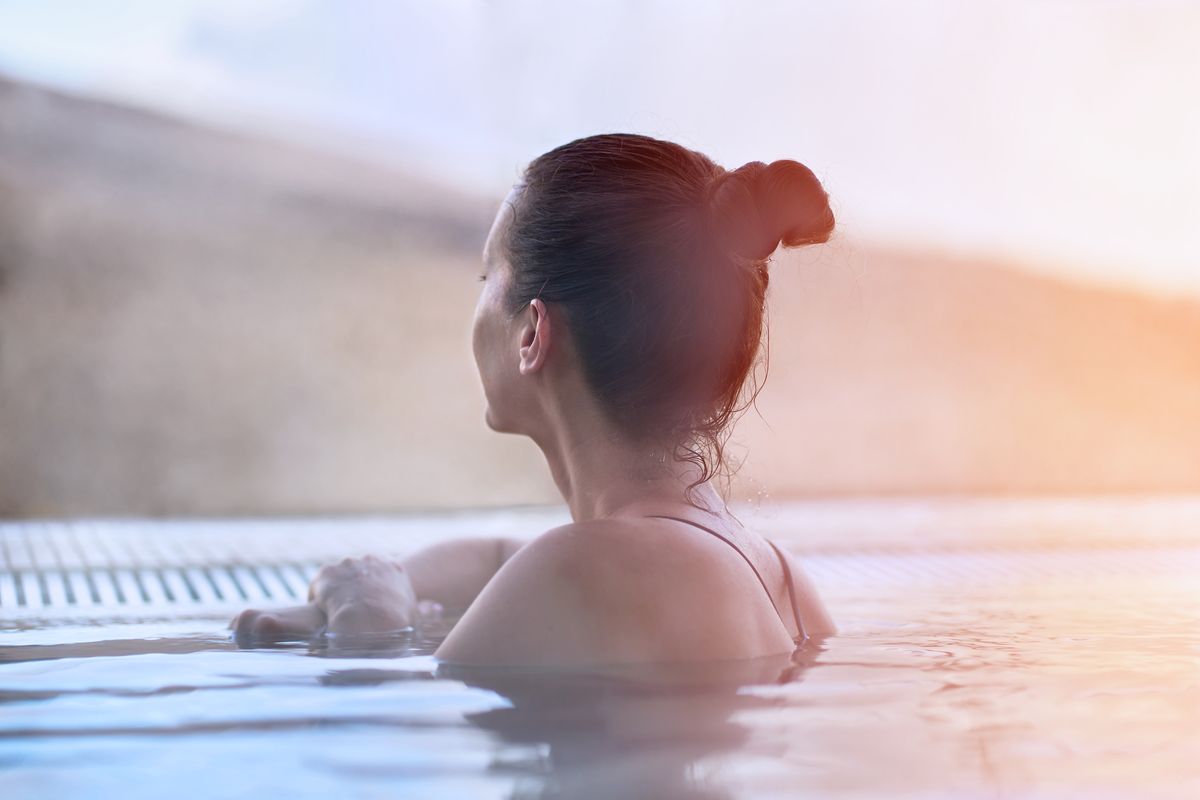 Ragazza in acqua in una piscina fino alle spalle