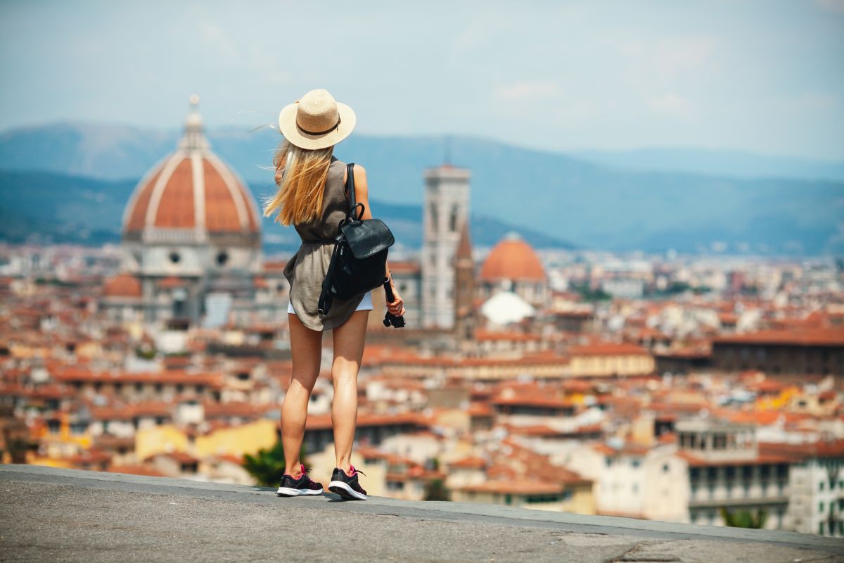 Ragazza di spalle ammira il panorama di Firenze