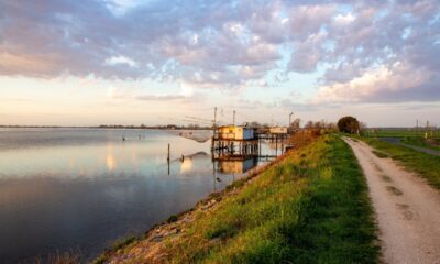 Panorama della laguna di Comacchio al tramonto con una rete da pesca in secondo piano