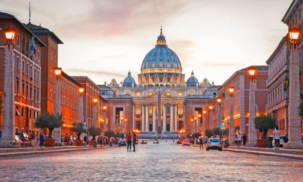 Roma, via della Conciliazione illuminata e sullo sfondo la Basilica di San Pietro