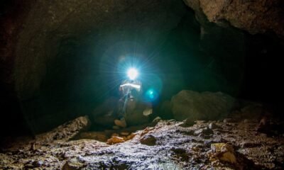 Speleologo esplora una caverna