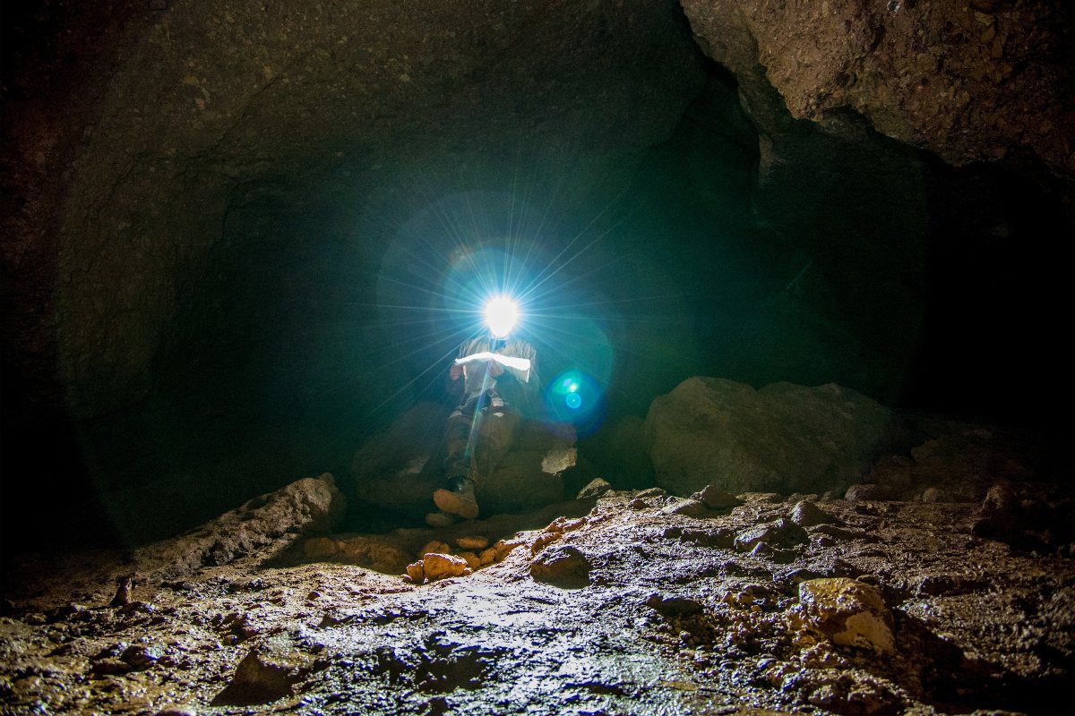 Speleologo esplora una caverna