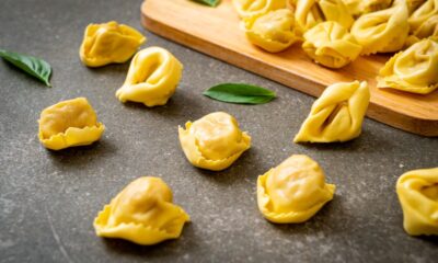 Tortellini crudi su un tavolo