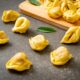 Tortellini crudi su un tavolo