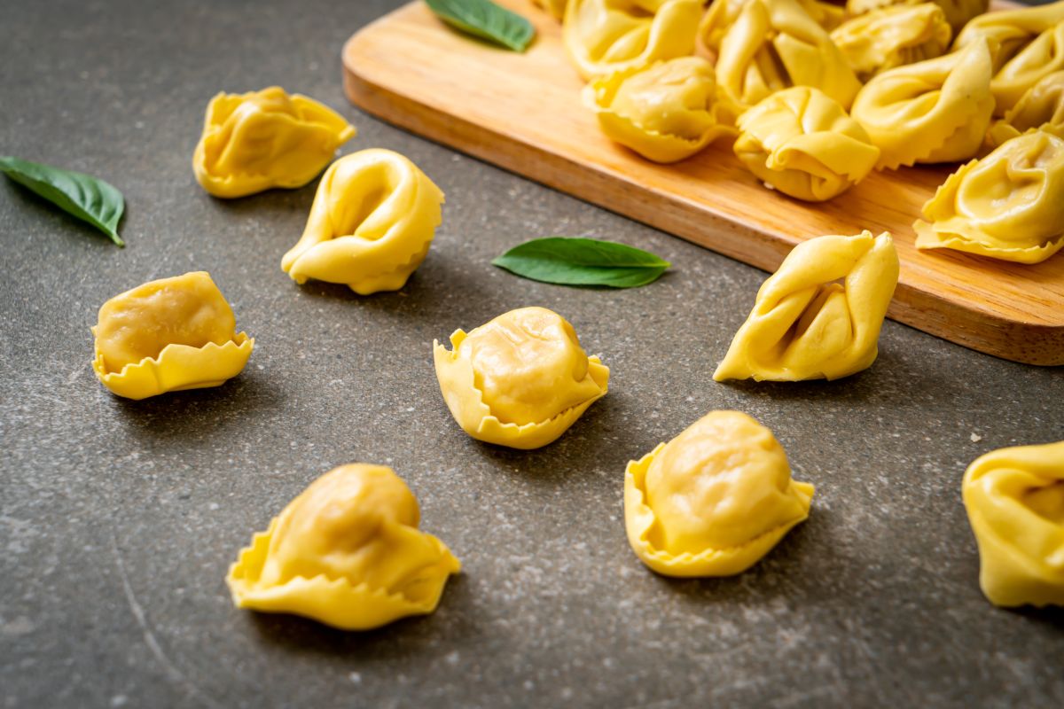 Tortellini crudi su un tavolo