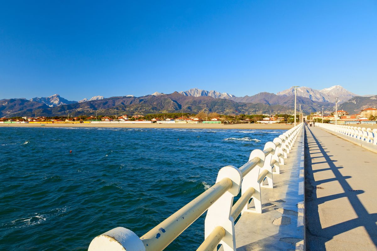 Panorama in una giornata di sole della spiaggia di Forte dei Marmi