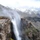 Vista di una cascata in montagna
